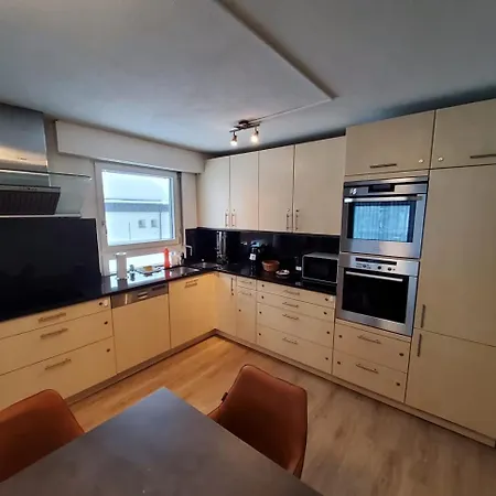 Grosszuegige 4 Schlafzimmer In Bergblick Zentrale Lage Апартаменты